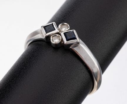 14 kt gold sapphire-diamond-ring , WG 585/000, geo