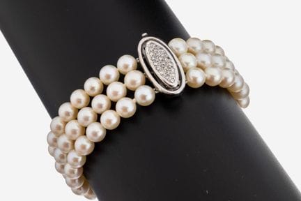 Pearl-bracelet with 14 kt gold diamond-clasp , WG 