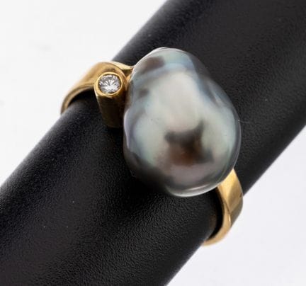 Anillo de oro de 18 quilates con perla y brillante