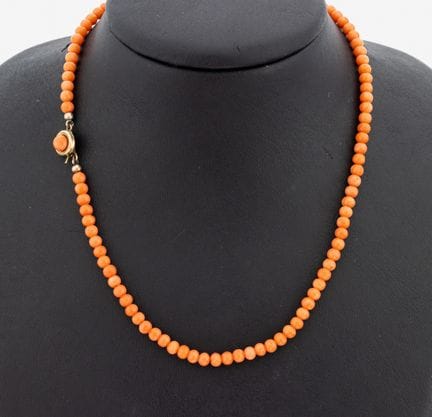Coral-necklace with 14 kt gold clasp , YG 585/000,
