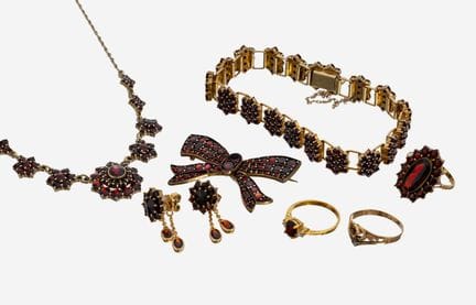 Conjunto de joyas con granates, compuesto por: 1 b