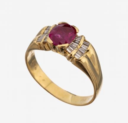 18 kt gold ruby-diamond-ring , YG 750/000, centere