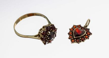 8 kt gold garnet-ring , YG 333/000, blossom shaped