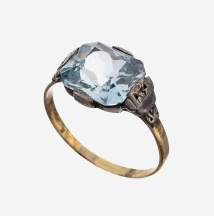 Anillo de oro de 14 quilates con piedra de color, 