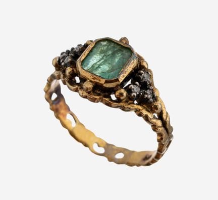 Anillo de oro de 18 quilates con esmeralda y diama