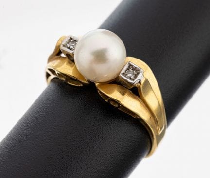 Anillo de oro de 18 quilates con perla y diamantes