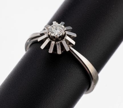 14 kt gold brilliant-ring , WG 585/000, embossed s