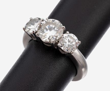 Bague en or 18 carats sertie d'un brillant, WG 750