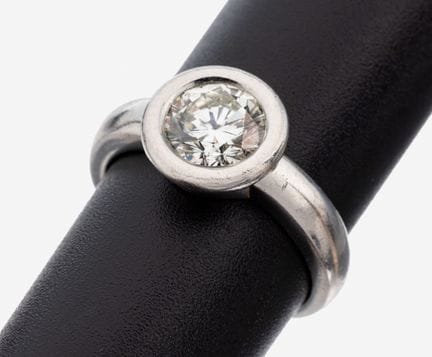 Platinum brilliant-ring , brilliant in bezelsettin