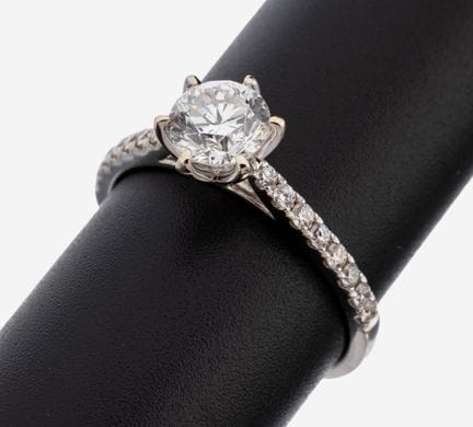 18 kt gold brilliant-ring , WG 750/000, centered b