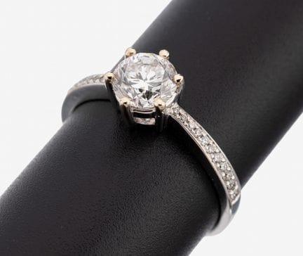 18 kt gold brilliant-ring , WG 750/000, centered b
