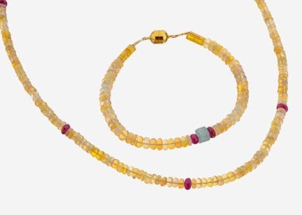 Parure en opale, composée de : un collier et un br