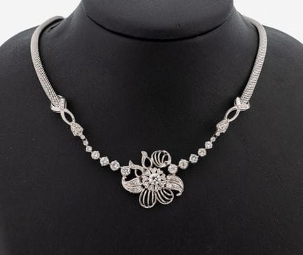 14 kt gold diamond-necklace , WG 585/000, blossom 