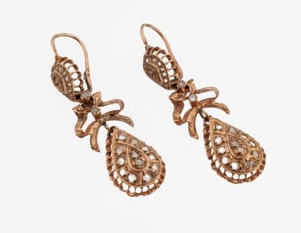 Paire de boucles d'oreilles en or 8 carats serties
