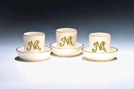 Quatre tasses à monogramme avec soucoupes, Hoechst