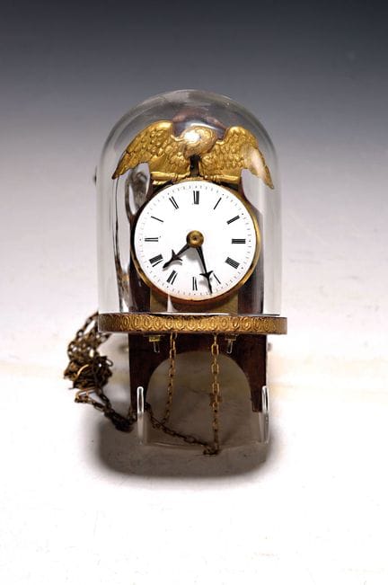Pequeño reloj de pared con cúpula de cristal, del 