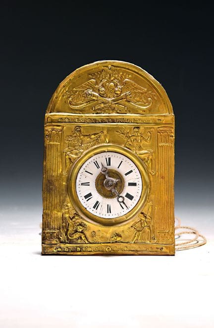 Pequeño reloj de la Selva Negra con placa de latón
