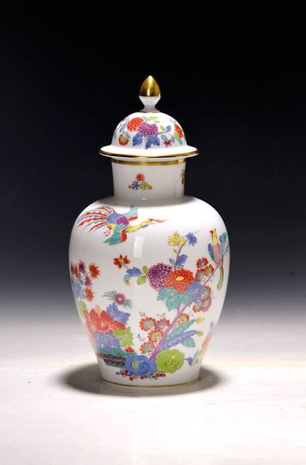 Vase à couvercle orné de motifs indiens représenta