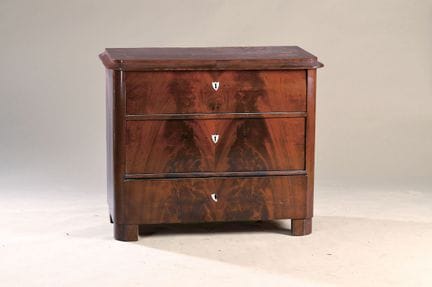 Cómoda de estilo Biedermeier, hacia 1830/40, chapa