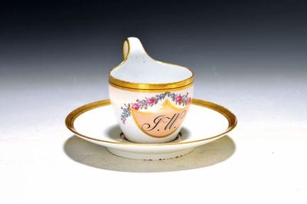 Taza con monograma, KPM Berlín, fechada en 1807, p