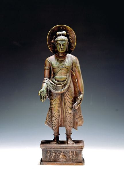 Buda de pie, Tíbet, hacia 1900, bronce, expresión 