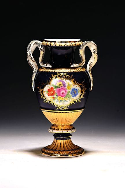 Vase à col de serpent sur fond bleu roi, Meissen, 