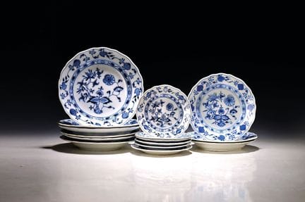 Lot de 16 assiettes de formes variées, motif « oig
