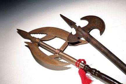Dos réplicas de hachas de combate, según modelos a