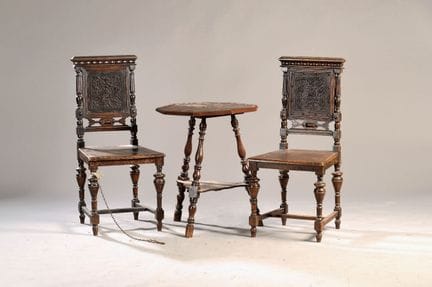 Mesa y dos sillas, hacia 1890-1900, con abundantes