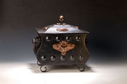 Récipient à charbon / accessoire de cheminée, prob