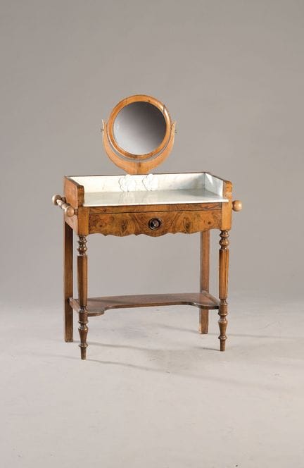 小型梳妆台，1900年，桃花心木，带嵌入式镜子、一个抽屉和大理石台面，带有凹槽柱，尺寸约115×80