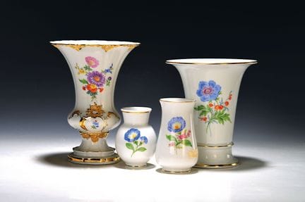 Cuatro jarrones, Meissen, siglo XX, jarrón con pie