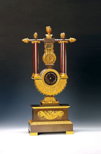Reloj de péndulo con forma de lira, Francia, media
