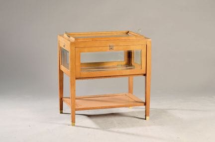 Table à plateau, placage de merisier, 1re moitié d