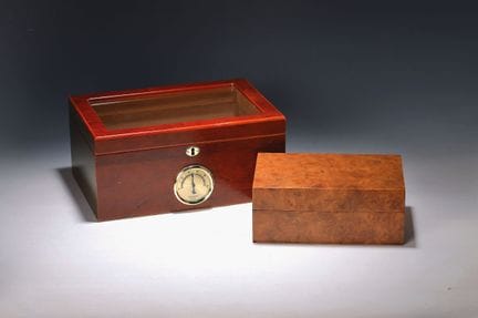 Dos humidores, siglo XX, caja de madera, 1 con cha