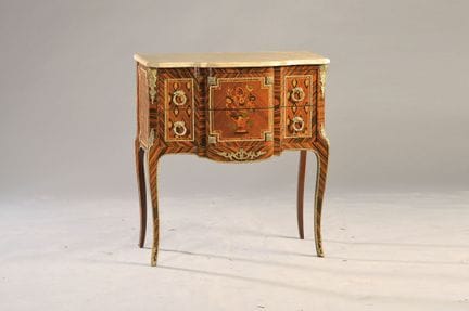 Pequeña cómoda, Francia, de estilo Luis XV, con ab