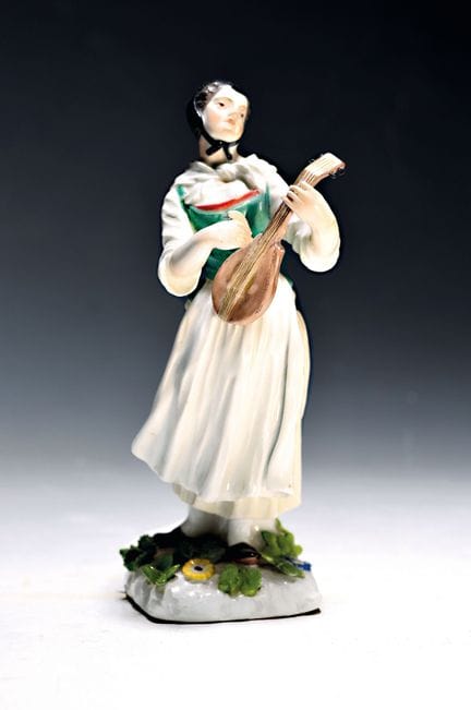 Figurilla de porcelana, campesina con mandolina, M