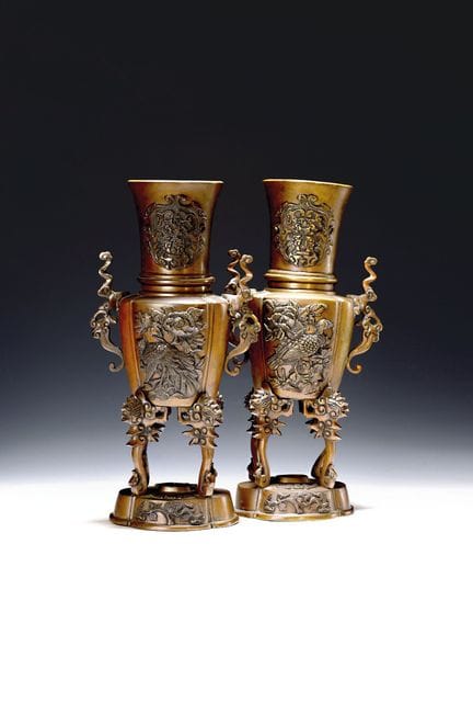 Dos koro, Japón, hacia 1900, bronce, con relieves 