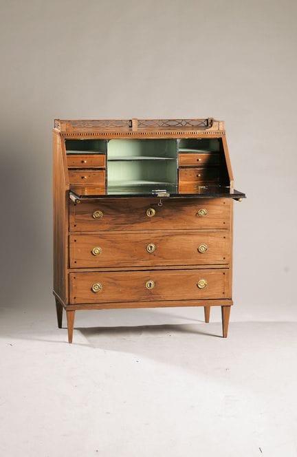比德迈风格书桌，约1820年，胡桃木贴面，3个抽屉，写字板，内部带4个抽屉，配2把钥匙，保存状况2-