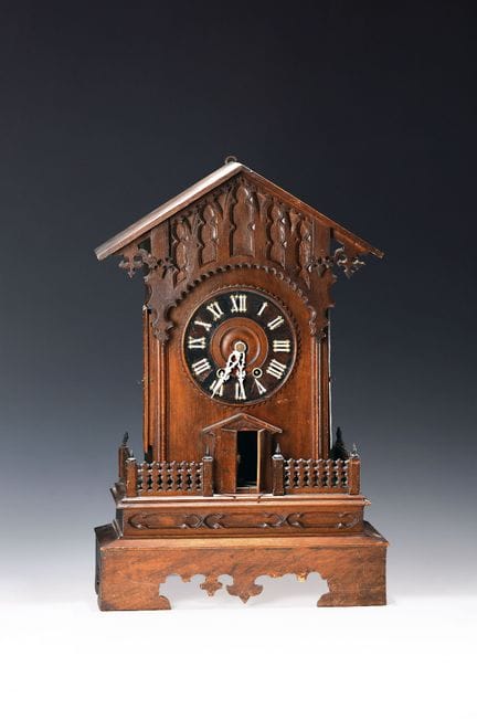 Gran reloj de mesa con un trompetista con forma de