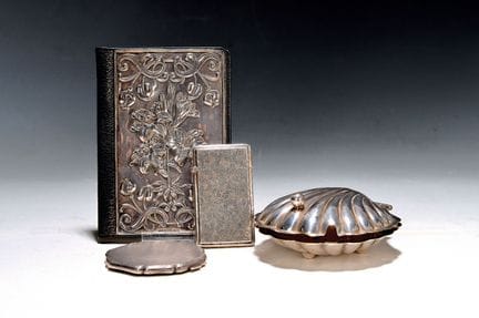 2 étuis, un poudrier et une boîte à coquillages, a