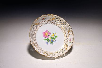 Coupe en forme de panier ornée de motifs floraux, 