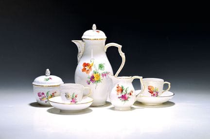 Servicio de café moka con motivos florales e insec