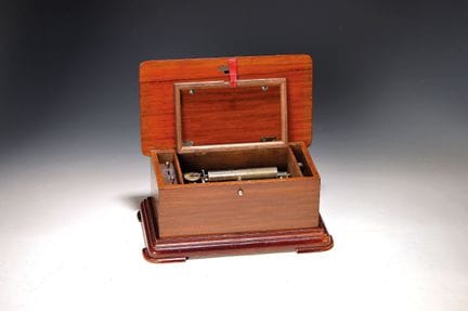 Pequeña caja de música de cilindro, alemana, hacia