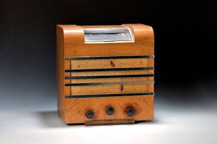 Aparato de radio "Ariane", Francia, años 30, carca