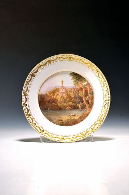 Plato de presentación con una delicada pintura de 