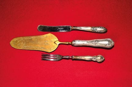 27 fourchettes et couteaux ainsi qu'une spatule à 