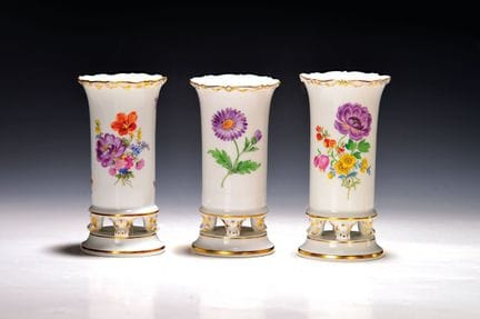 3 vases sur pied décorés de motifs floraux, Meisse