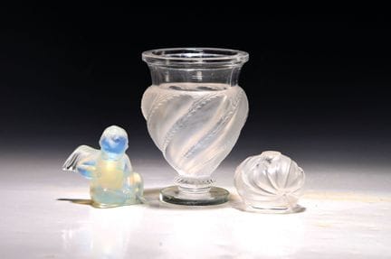 Trois pièces en verre, Lalique France : un vase su