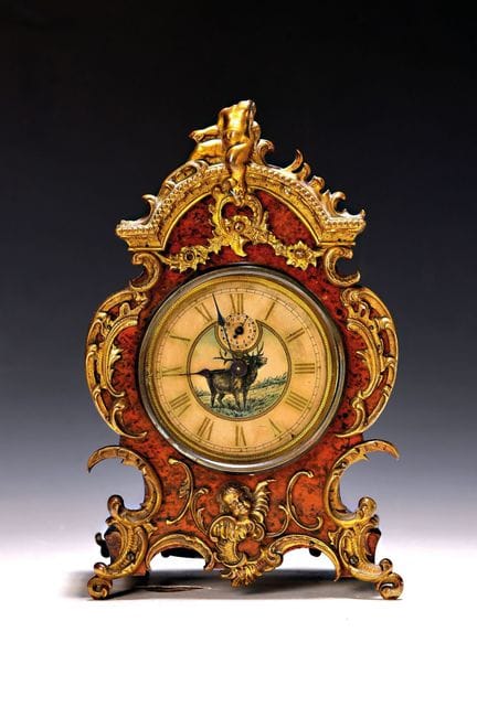 Reloj de sobremesa con mecanismo de sonería, hacia